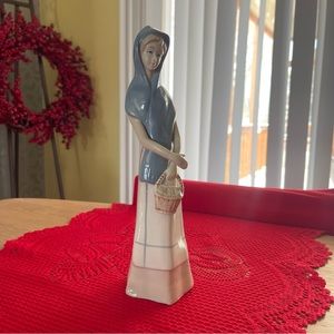 Imcor Rare excellent pristine condition. Sat with our family Lladro collection.